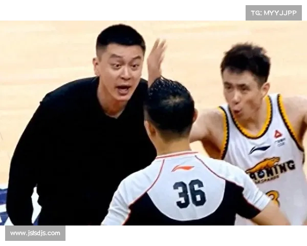 辽粤大战引发火爆冲突,两队球员违体犯规杜锋与杨鸣握手苦笑应对 辽粤大战引发火爆冲突,两队球员违体犯规杜锋与杨鸣握手苦笑应对