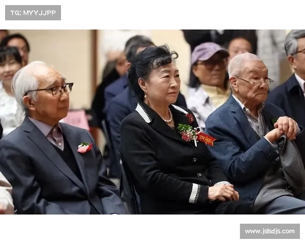 原央美院长靳尚谊携娇妻参观艺术展,展现非凡精气神 原央美院长靳尚谊携娇妻参观艺术展,展现非凡精气神